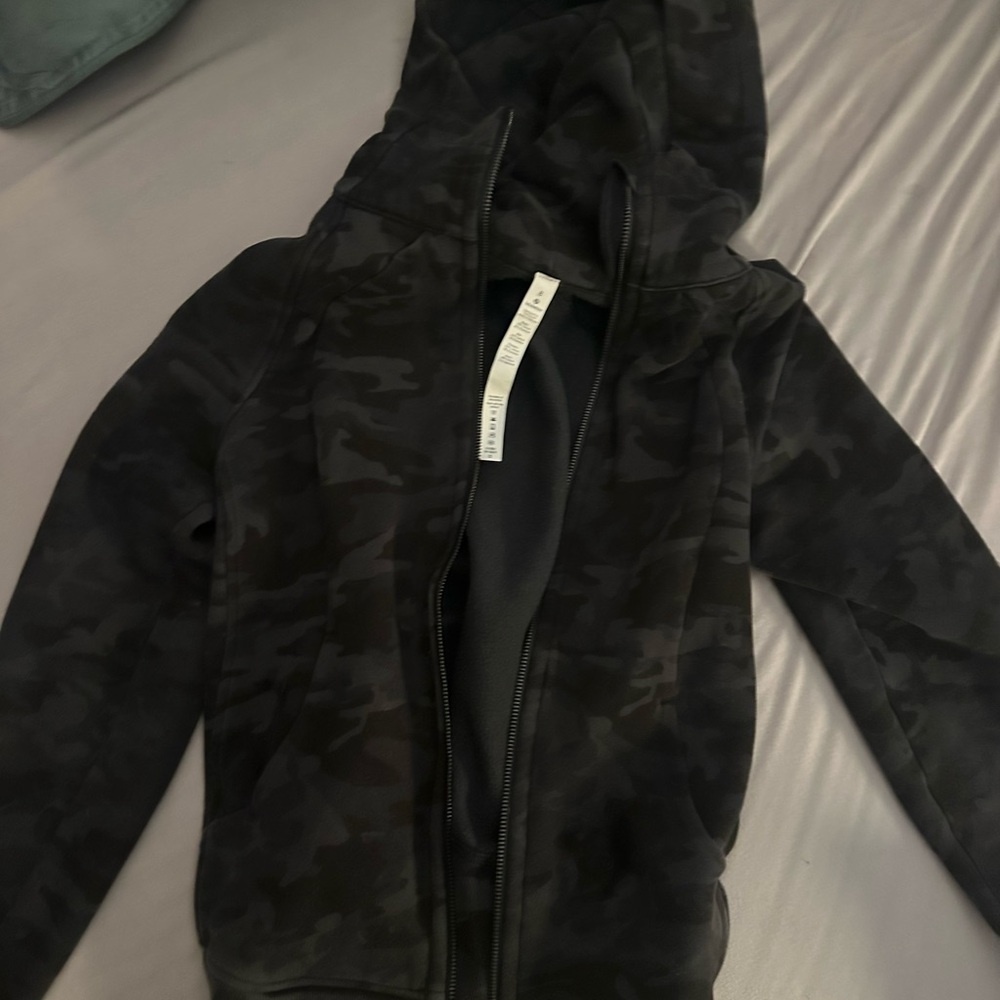 lululemon athletica Scuba Hoodie: Black Camo Print (Size 8) - Picture 4 of 4